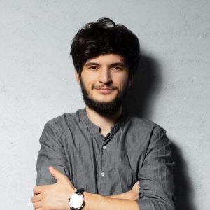 portrait-young-bearded-guy-with-crossed-arms-grey_379201-1506